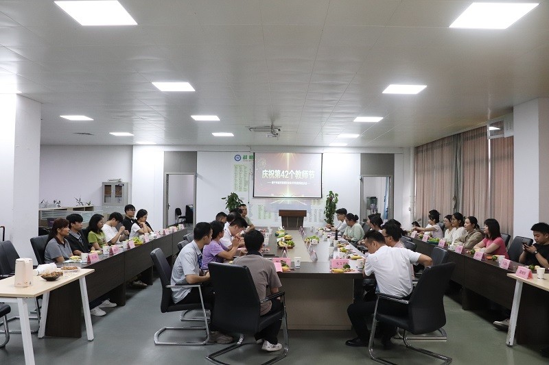瑞狮献福贺佳节 非遗润心敬师恩——我校开展教师节舞狮送祝福嘉年华活动